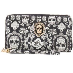Betsey Johnson Skulls Roses & Hearts Black & White Faux Leath Wallet Wristlet